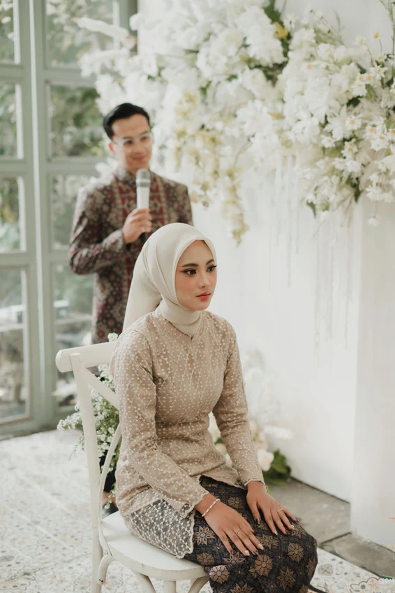 Syahril memandu acara engagement dengan busana batik
