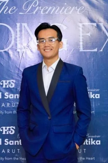 Syahril mengenakan tuxedo biru