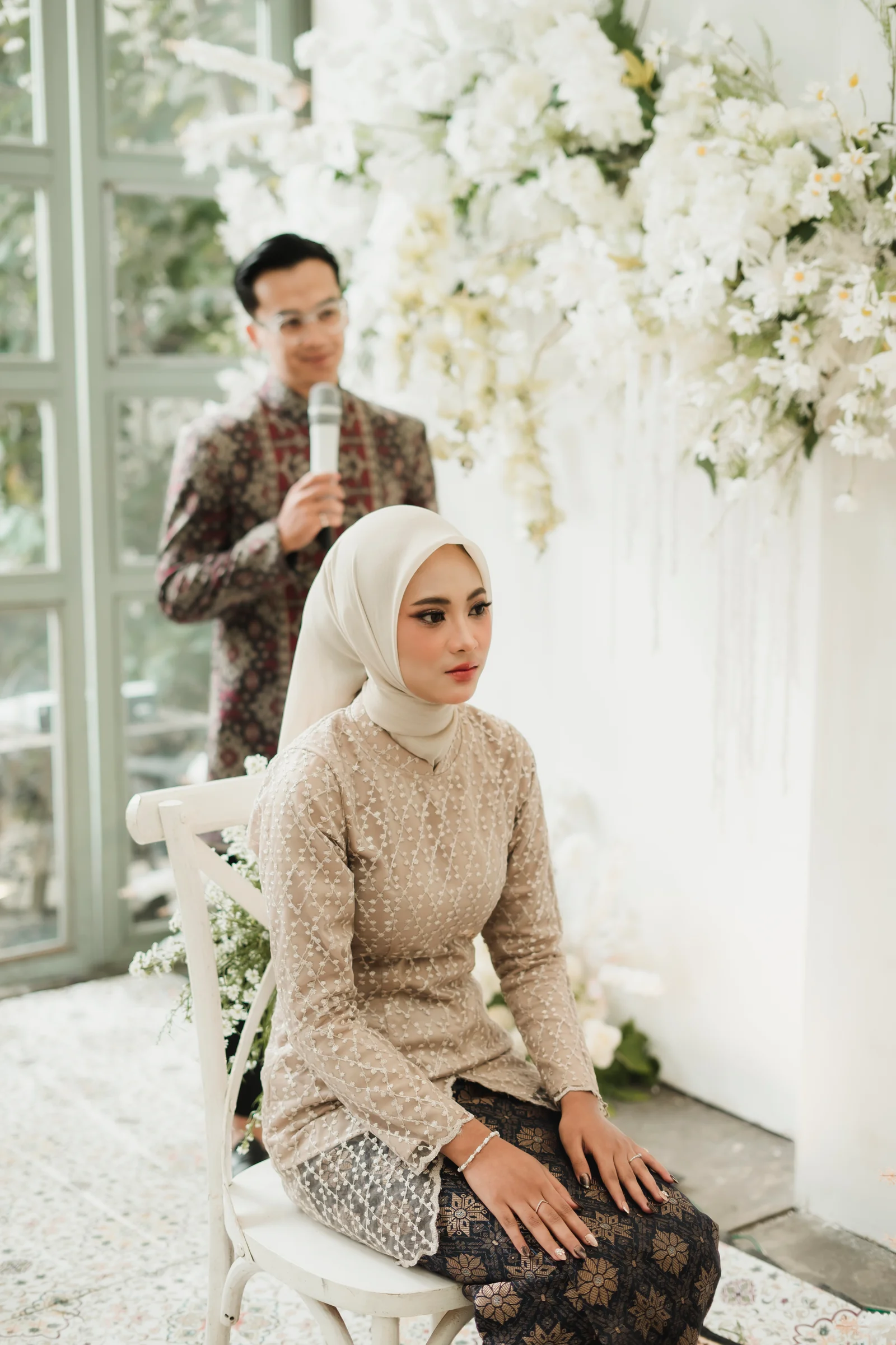 Calon pengantin wanita Lulu duduk anggun disaksikan MC Syahril memandu
