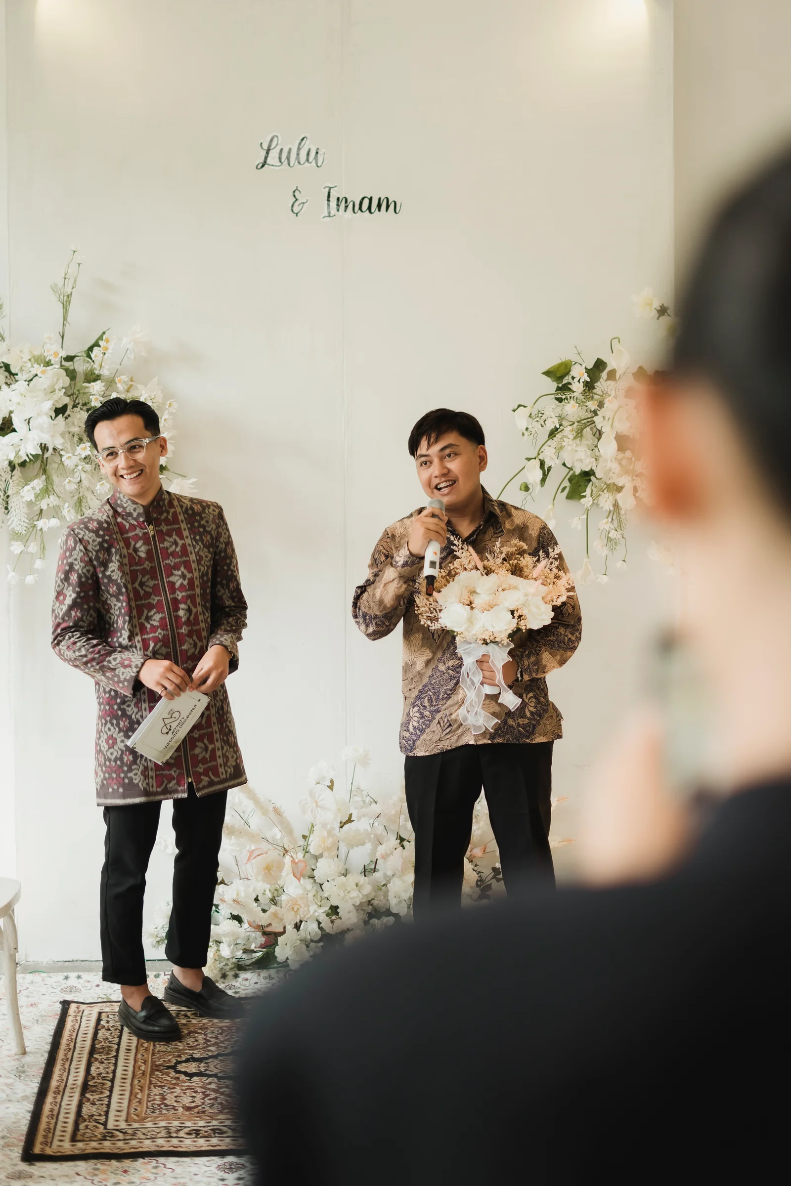 MC mendampingi calon pengantin pria menyampaikan untaian kata lamaran